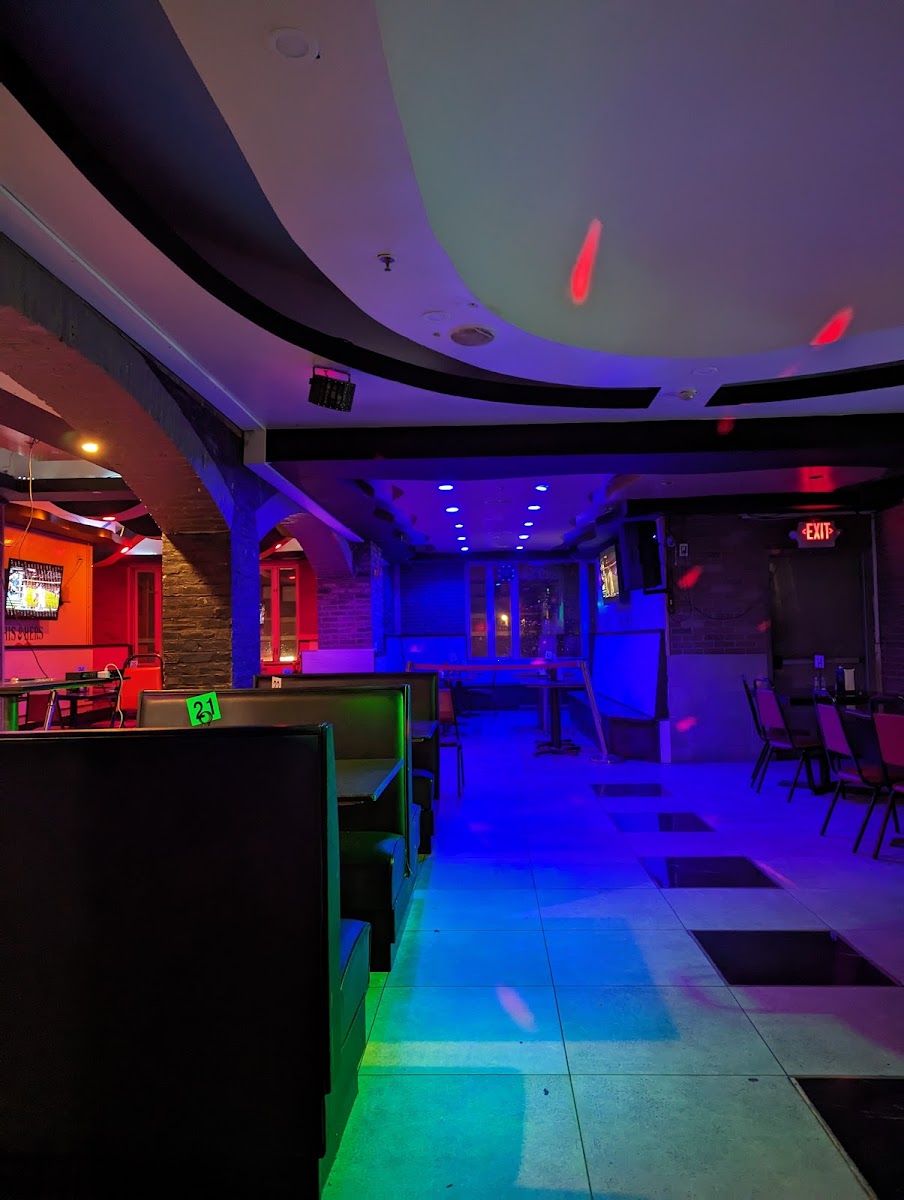 His & Hers Restaurant Bar - 3