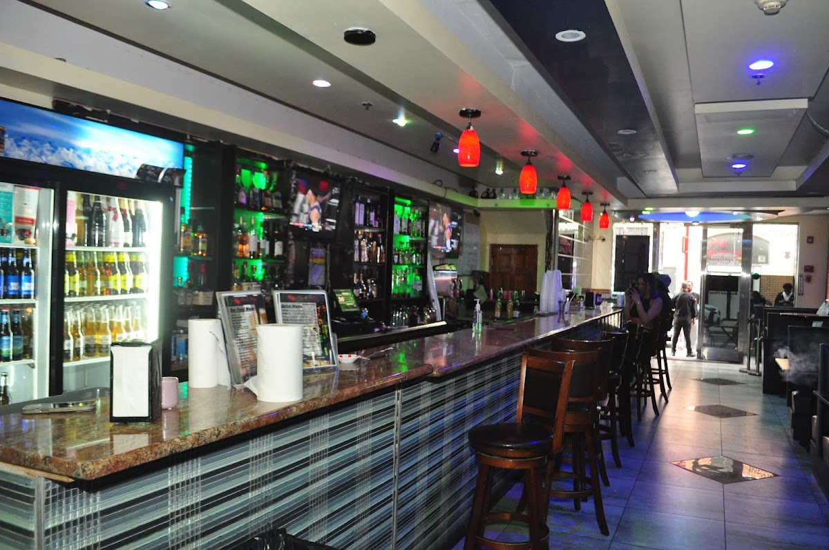 His & Hers Restaurant Bar - 8