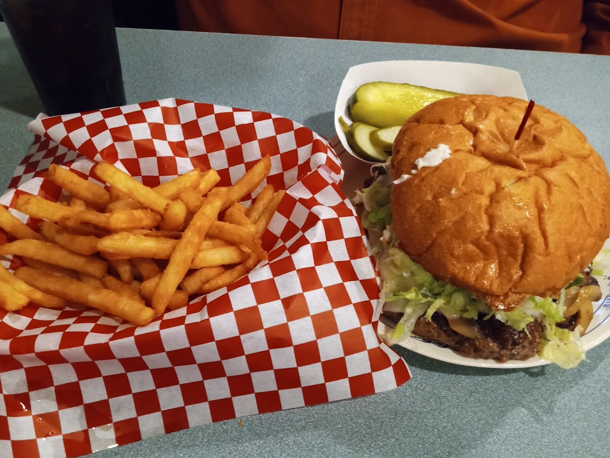 Cornerstone Lounge and Family Restaurant - 9
