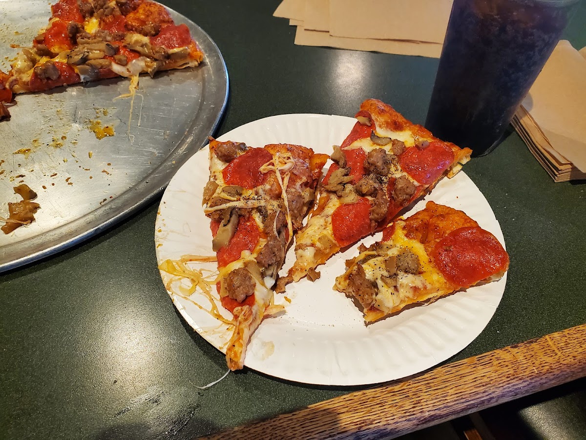 Me-n-Ed's Pizza Parlor - 3
