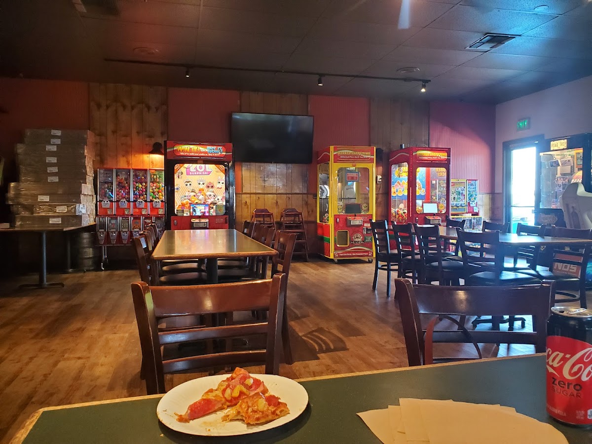 Me-n-Ed's Pizza Parlor - 8