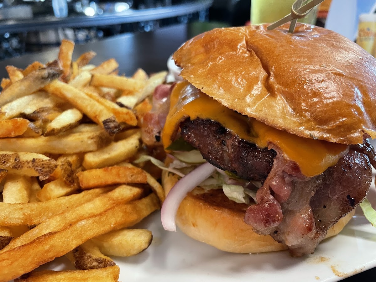 Whiskey Barrel Pub & Eatery - 6