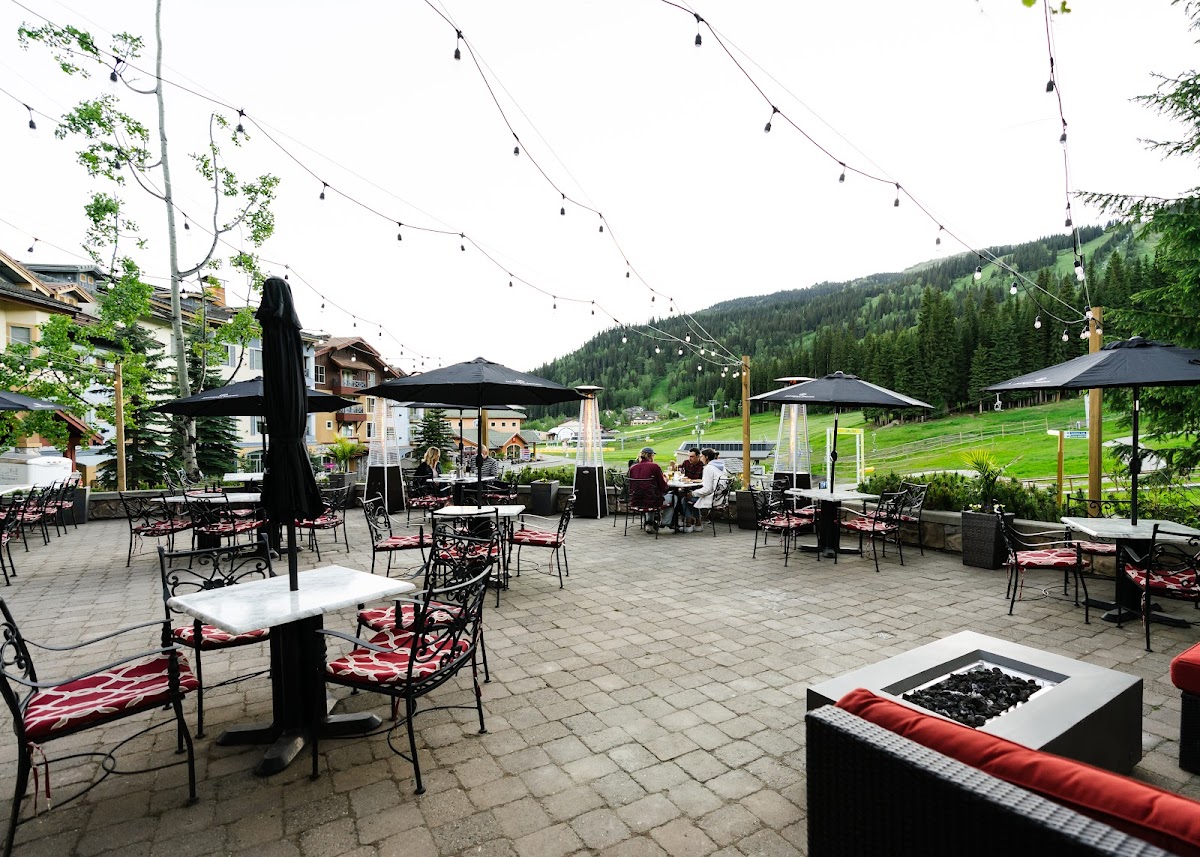 Mantles Restaurant & Lounge - 1