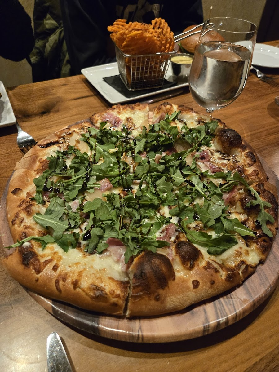 Mantles Restaurant & Lounge - 7