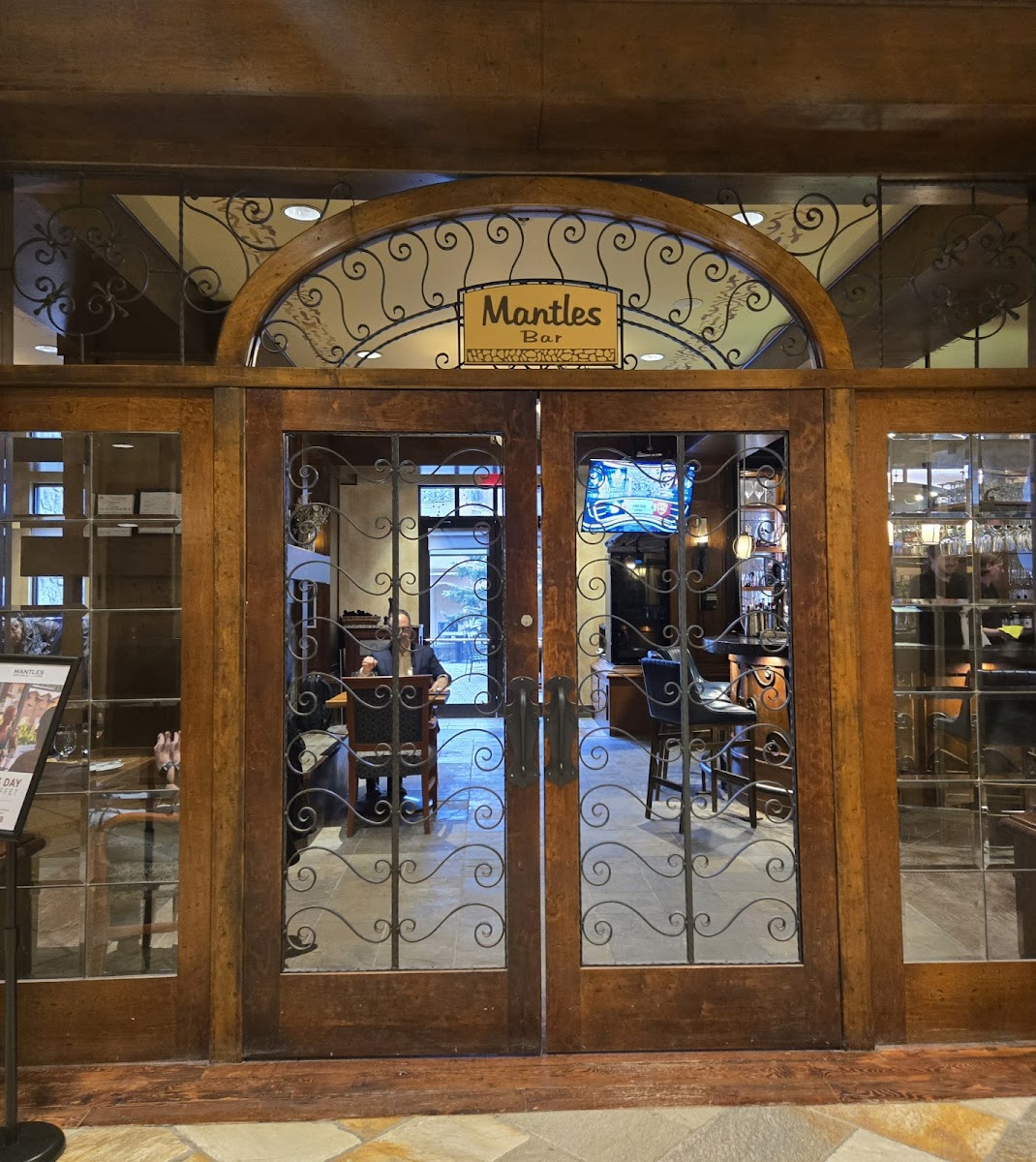 Mantles Restaurant & Lounge - 8