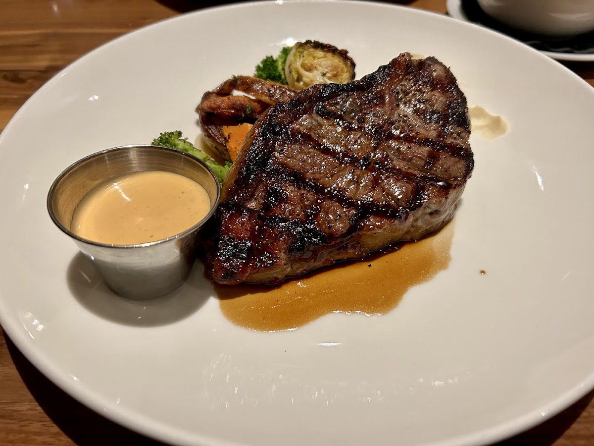 Mantles Restaurant & Lounge - 9