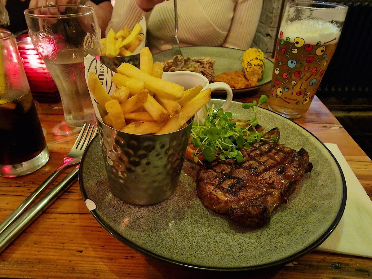 The Hooden Bar & Grill - 5
