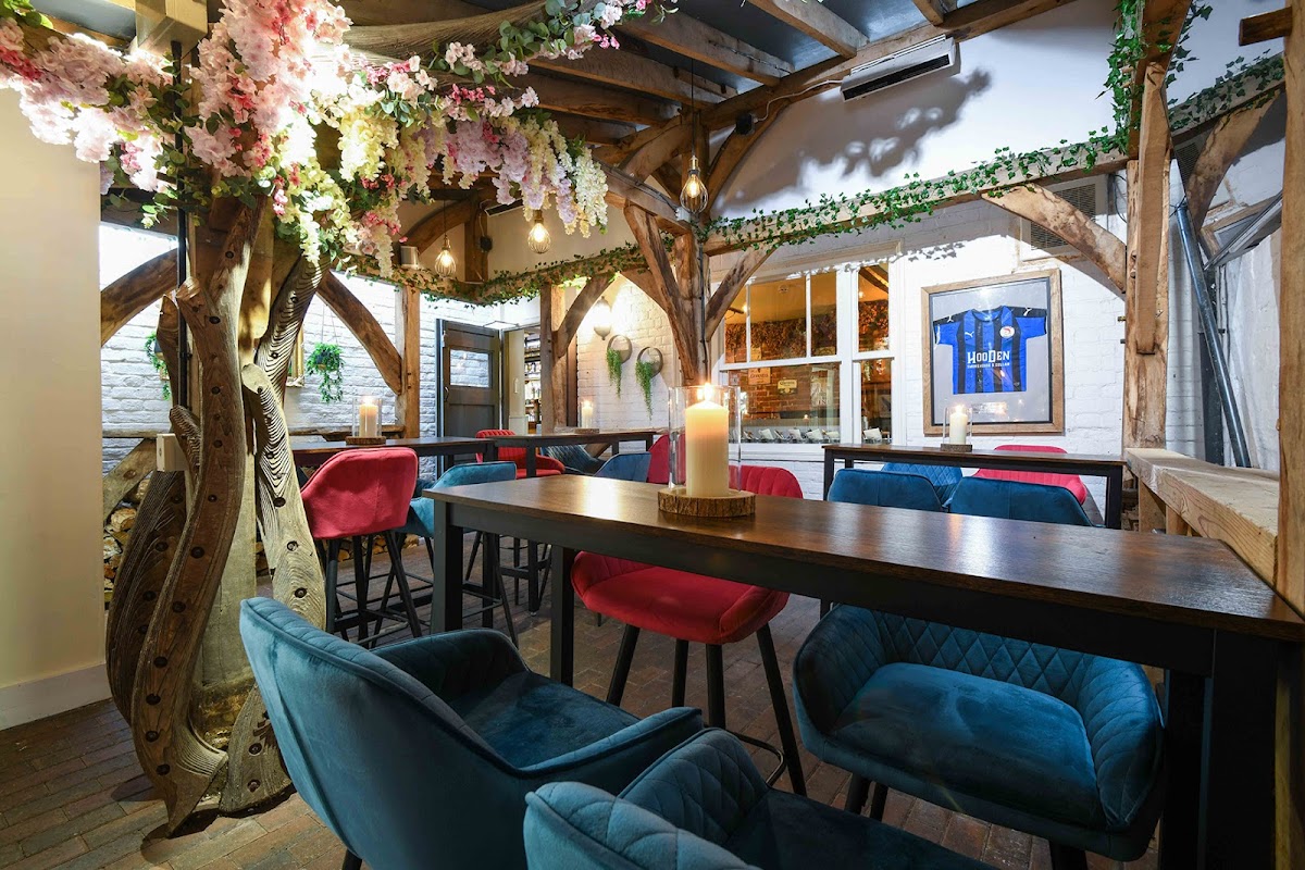 The Hooden Bar & Grill - 6