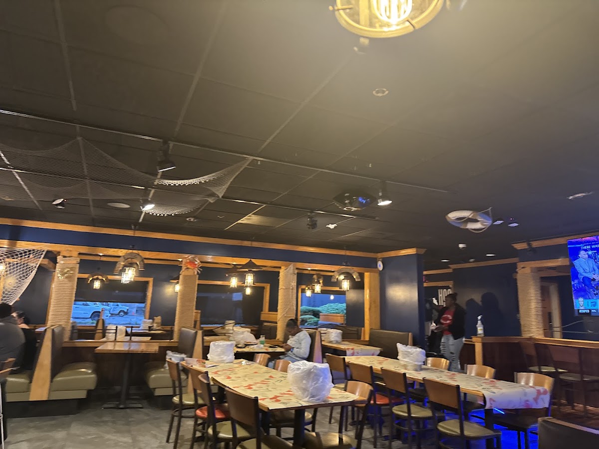 Hook & Reel Cajun Seafood & Bar - 5